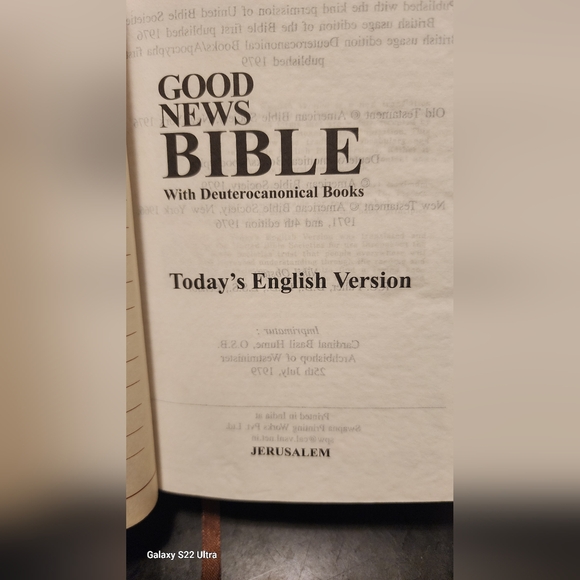 Unique Olive Wood Praying Hands Holding The Bible and Bible - Picture 12 of 12